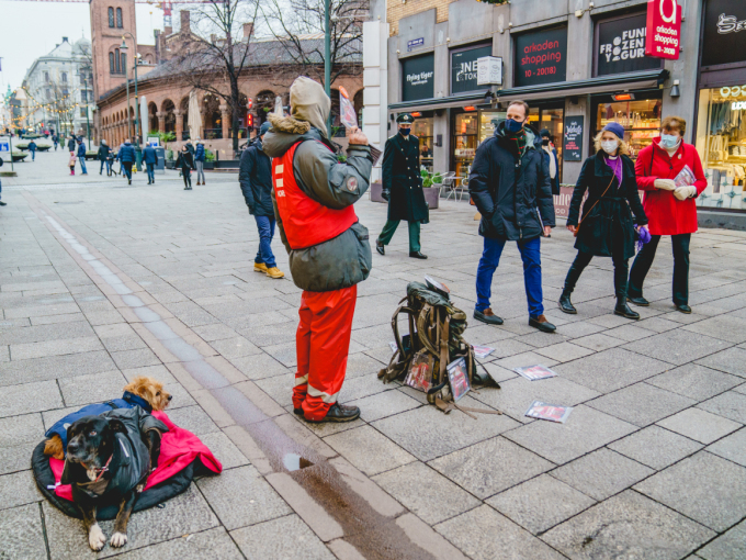 Selgerne av =Oslo er et velkjent syn i bygatene. De håper mange vil kjøpe Juleboka nå fram mot høytiden. Foto: Stian Lysberg Solum